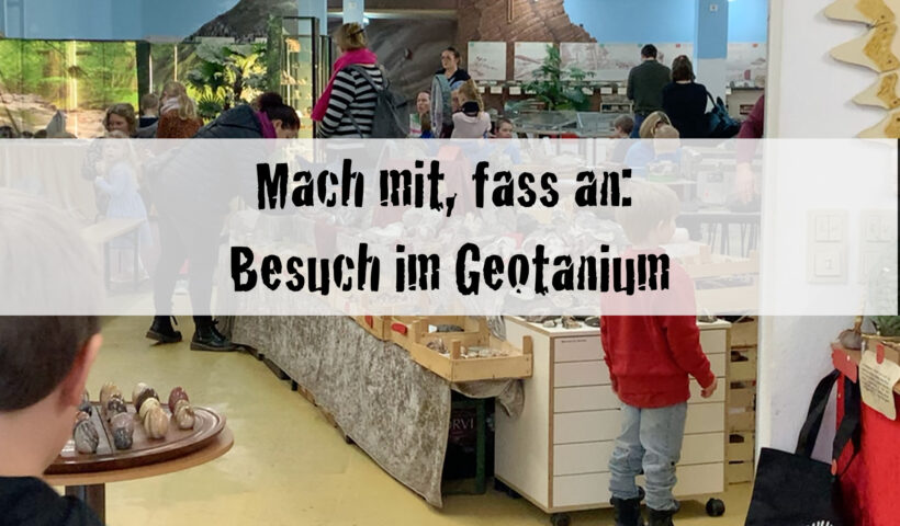 Kinder und Erwachsene besuchen das Urzeit-Museum in Gettorf