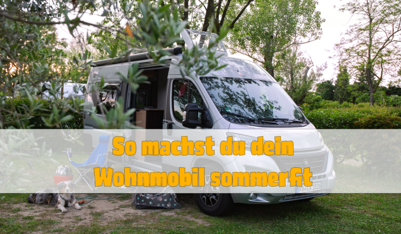 Wohnmobil steht auf einem Stellplatz