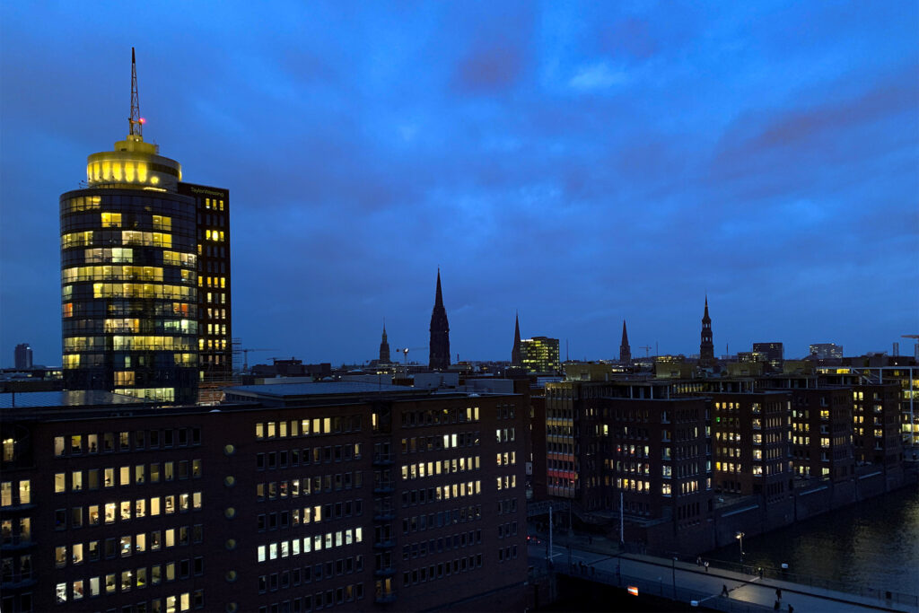 Blick von der Dachterrasse der Elbphilharmonie über Hamburgs und auf Hamburgs Türme
