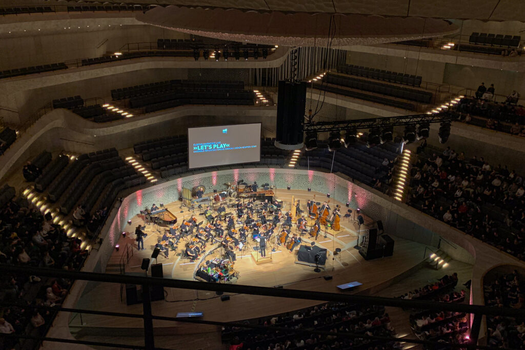 Blick von den Rängen auf die Bühne der Elbphilharmonie